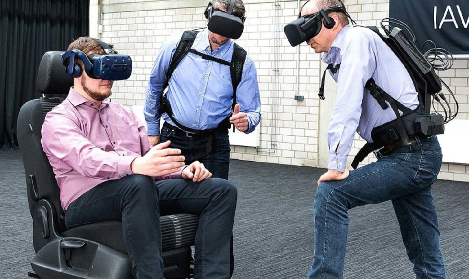 Drei Männer testen eine Mixed Reality Anwendung aus mit VR-Brillen